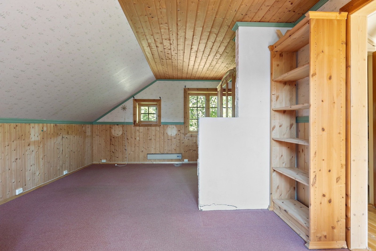 I 2.etasje finner du gang, bad og stort soverom. Galleribilde