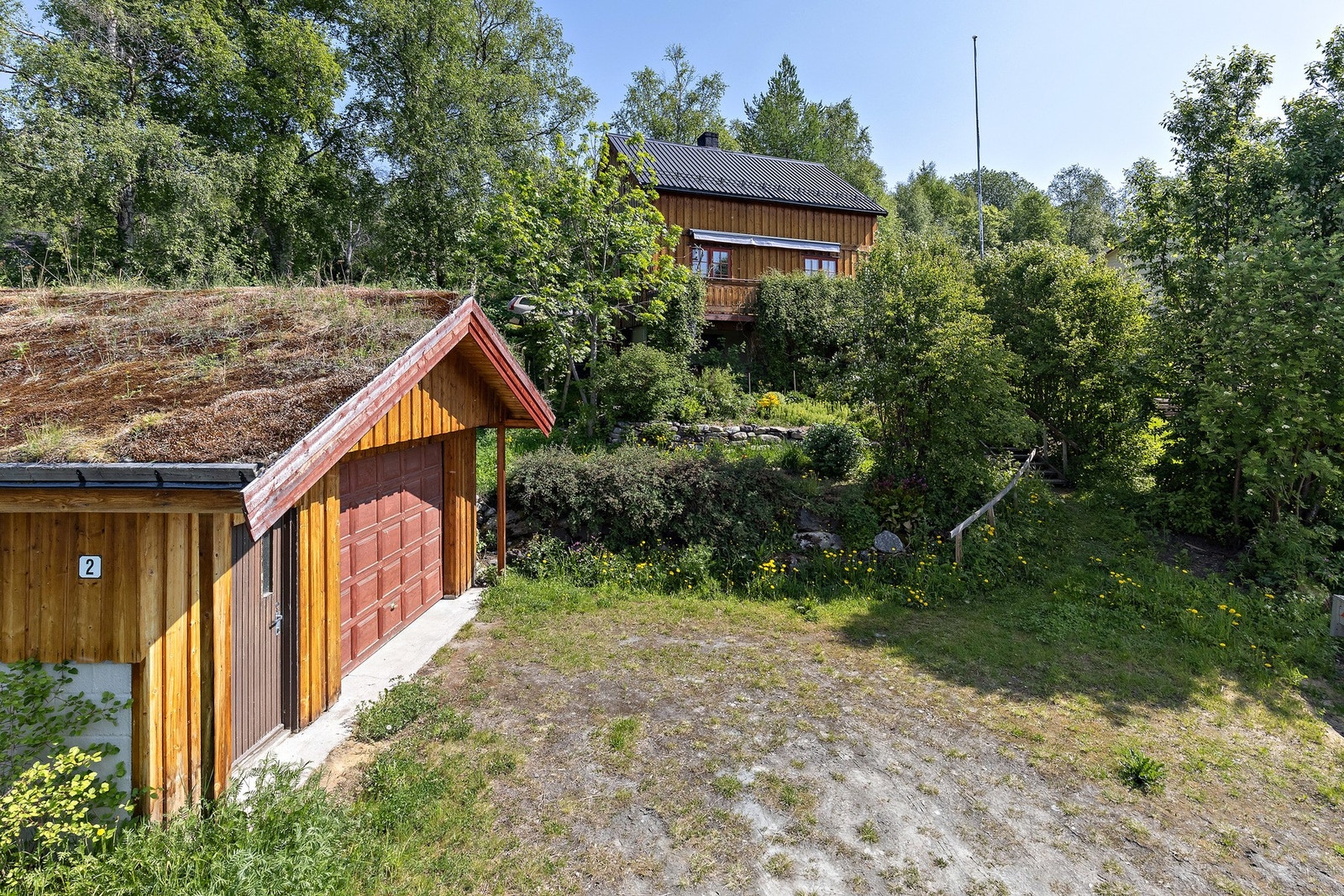 En sentrumsnær enebolig over tre etasjer. Galleribilde