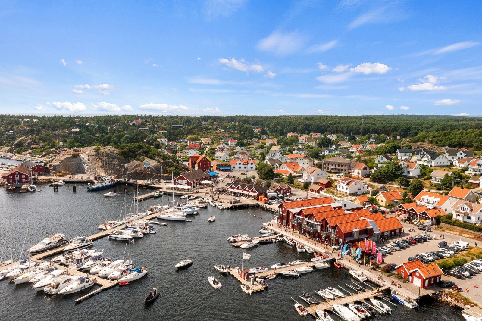 Skjærhalden har yrende sommerliv og mange gode restauranter Galleribilde