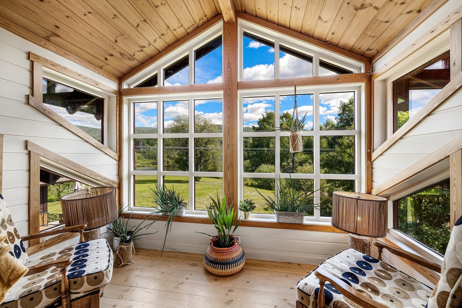 Her kan man nyte utsikten over eiendommen og Bergsjø Galleribilde