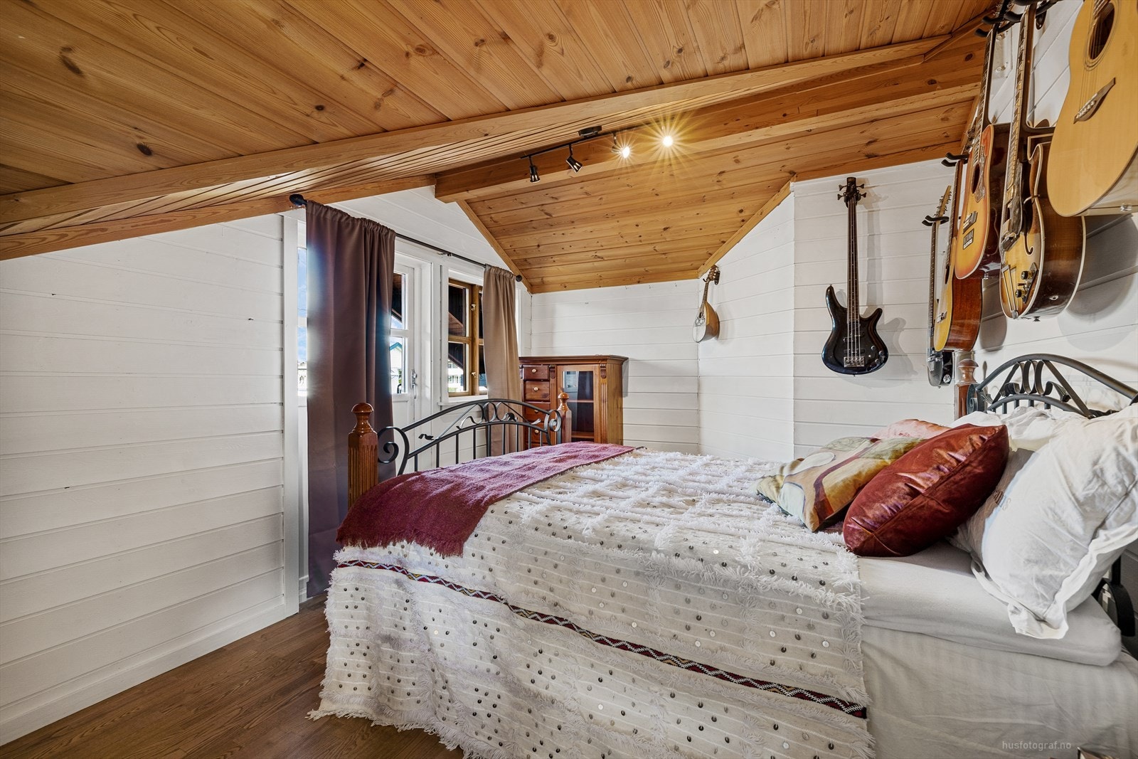 Gjesterom/ soverom i 2 etg. med utgang veranda Galleribilde