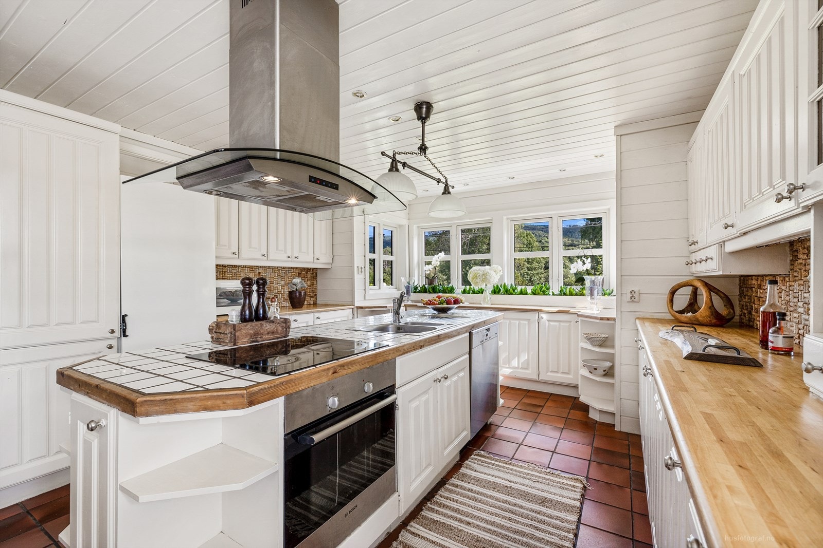 Stort og godt kjøkken med kjøkkenøy Galleribilde