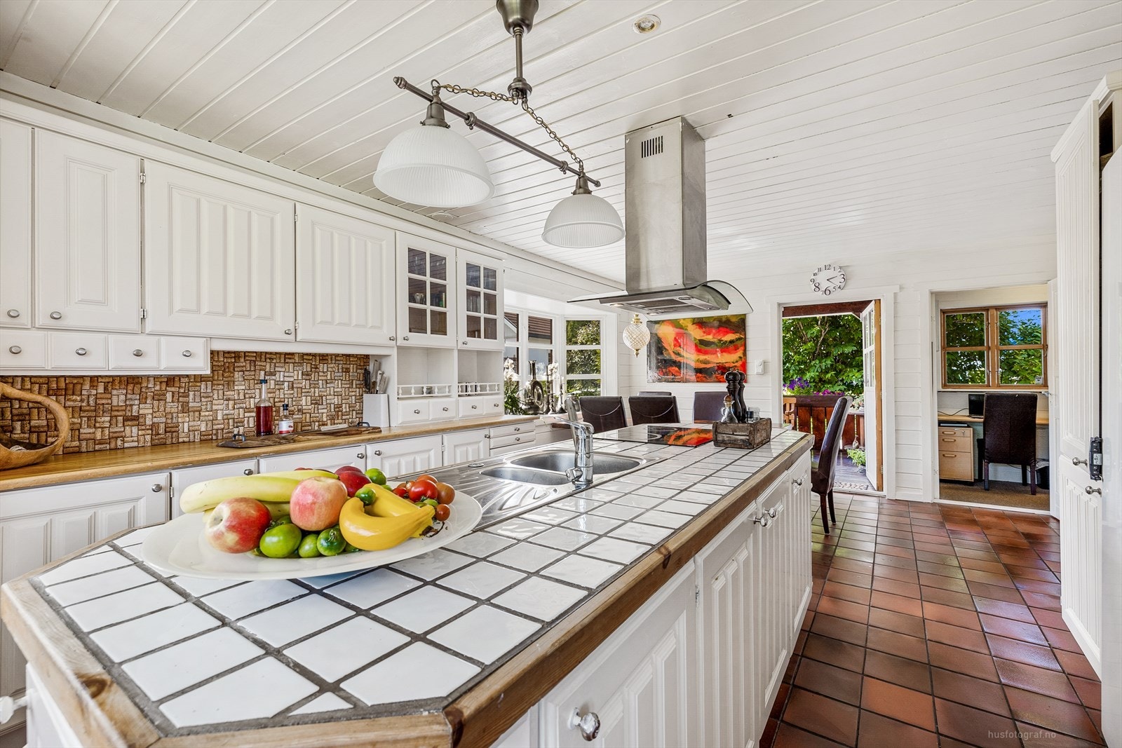 Kjøkken med inngang til kontor og utgang veranda Galleribilde