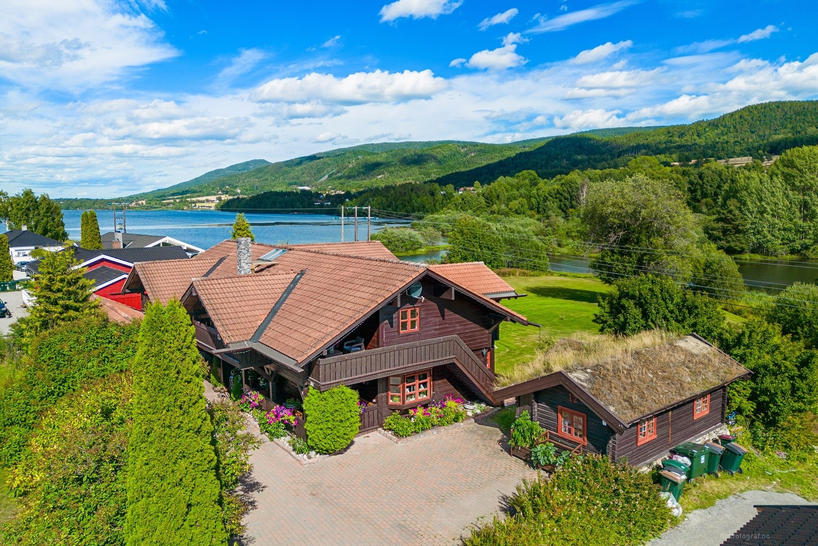 Bergsjø i bakgrunnen.. Galleribilde