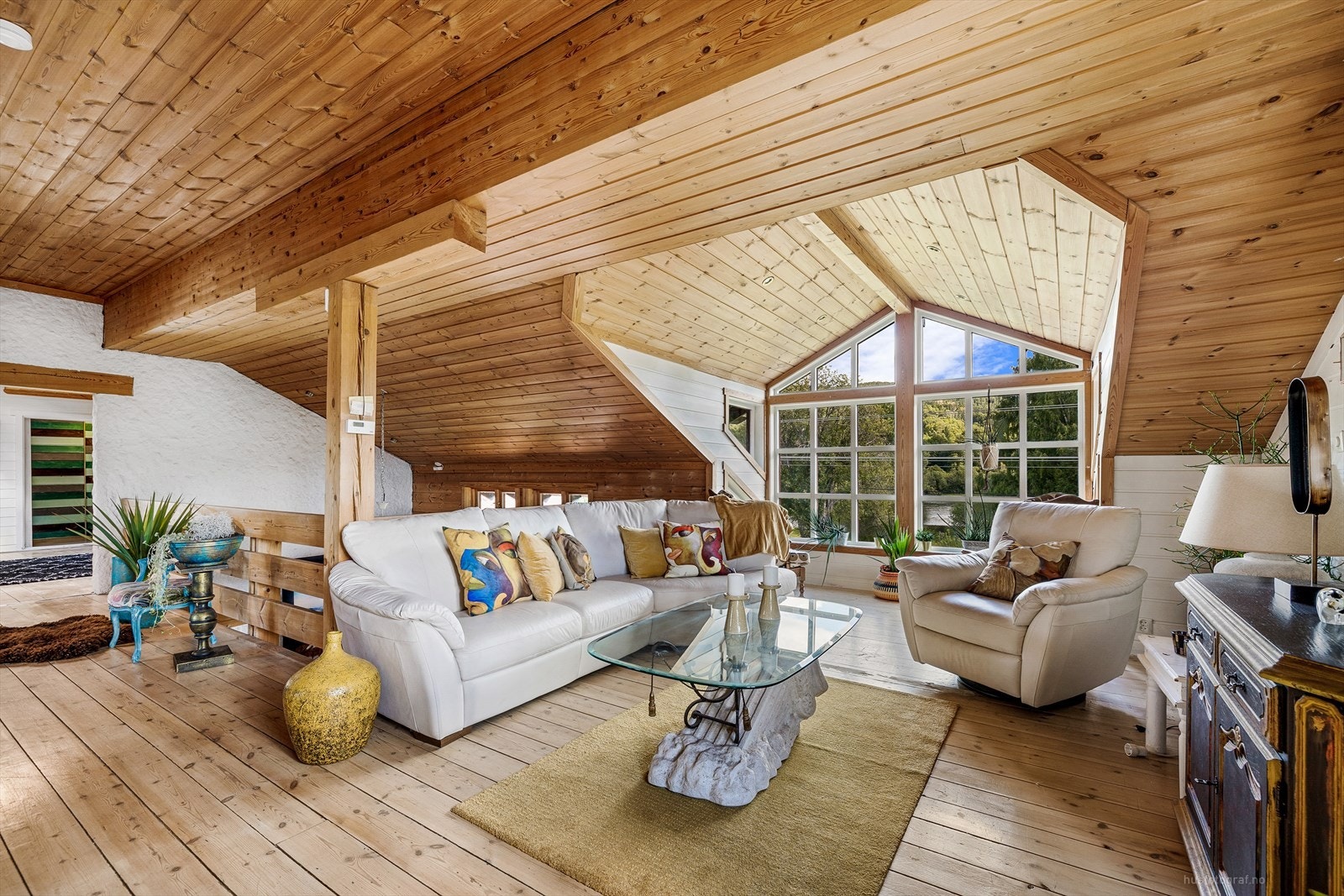 Stuen i 2 etg med spesielt flotte vinduer mor Bergsjøen Galleribilde