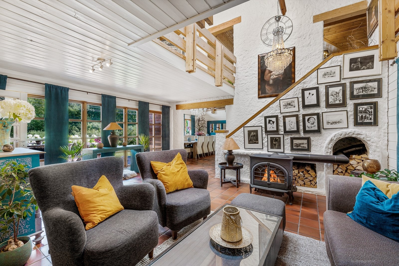 Særpreget og detaljrik stue i 1 etg. Galleribilde