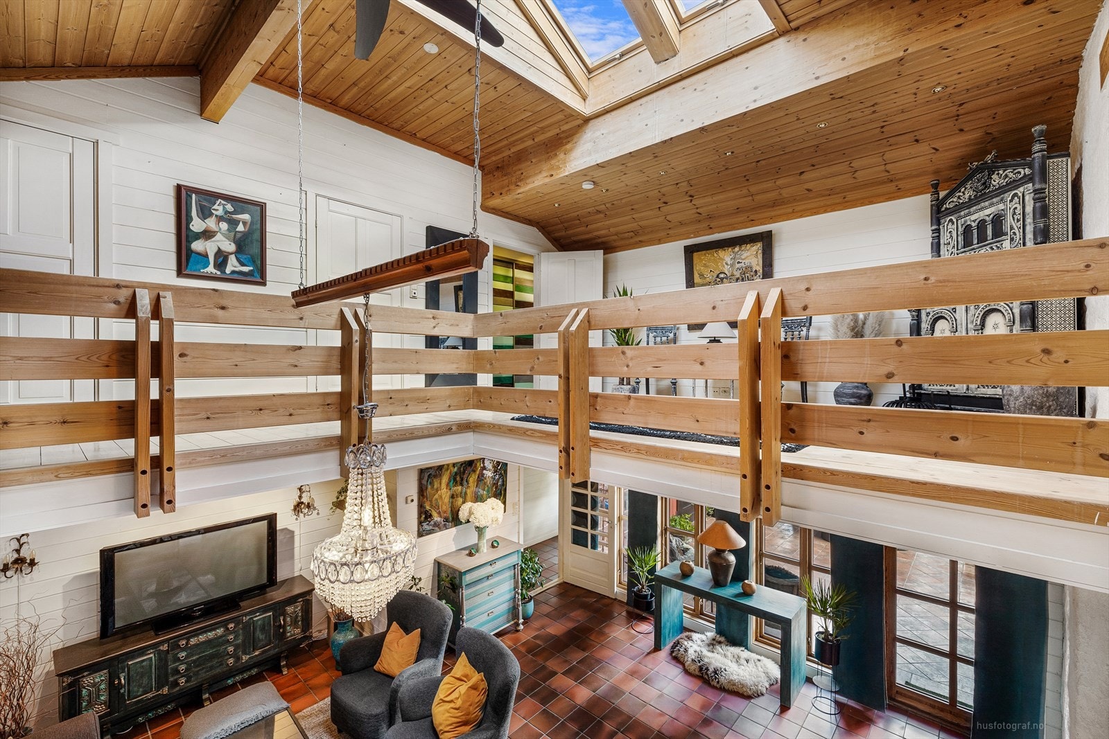 Mesanin med oversikt over stue i 1 etg. Galleribilde