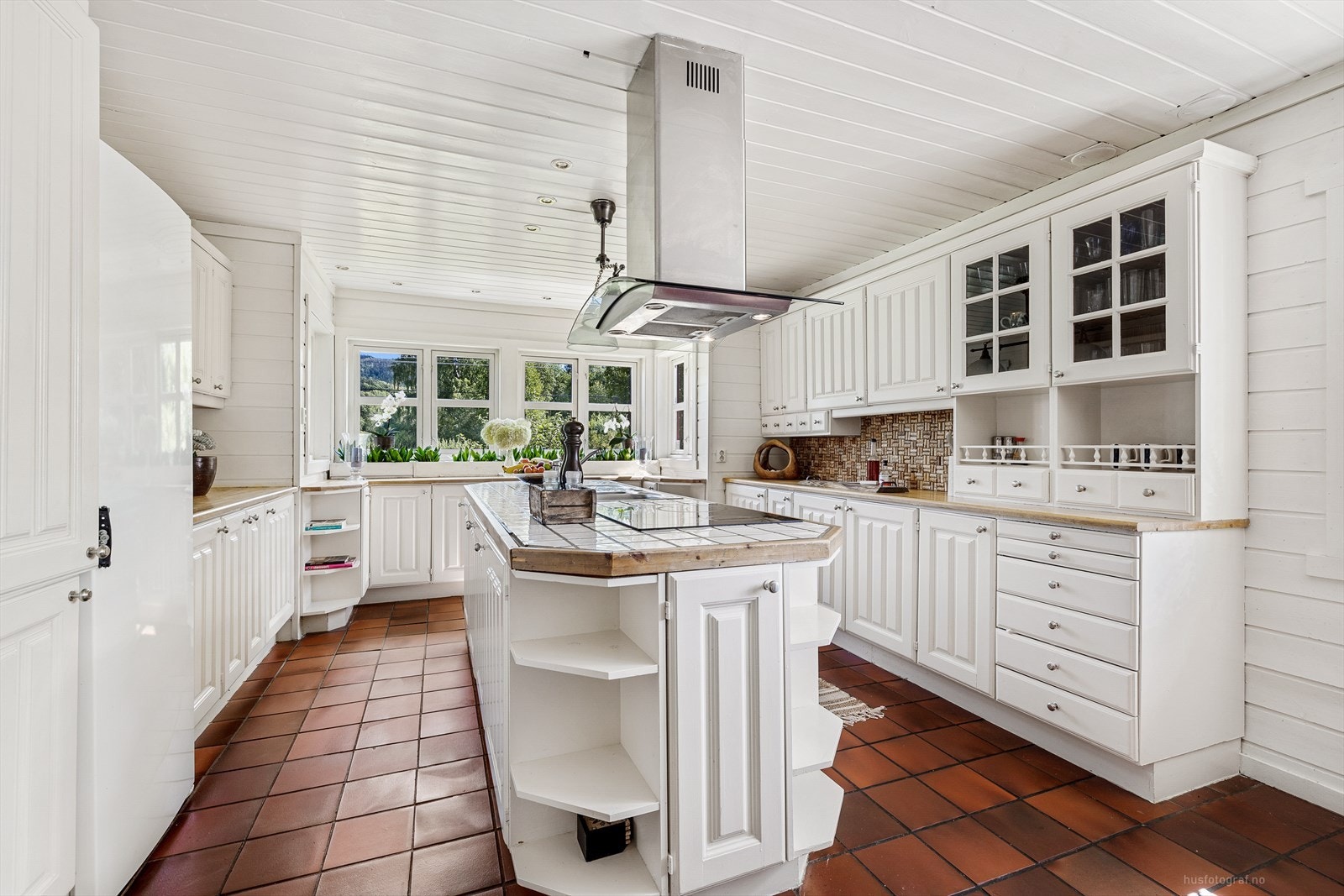 Kjøkken med stor arbeidsplass Galleribilde