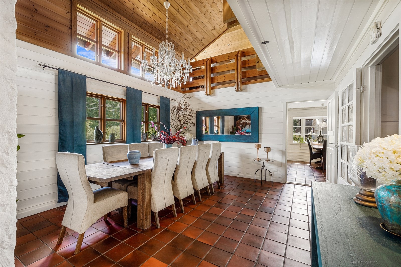 Spisestue med åpen himling mot 2 etg. Galleribilde
