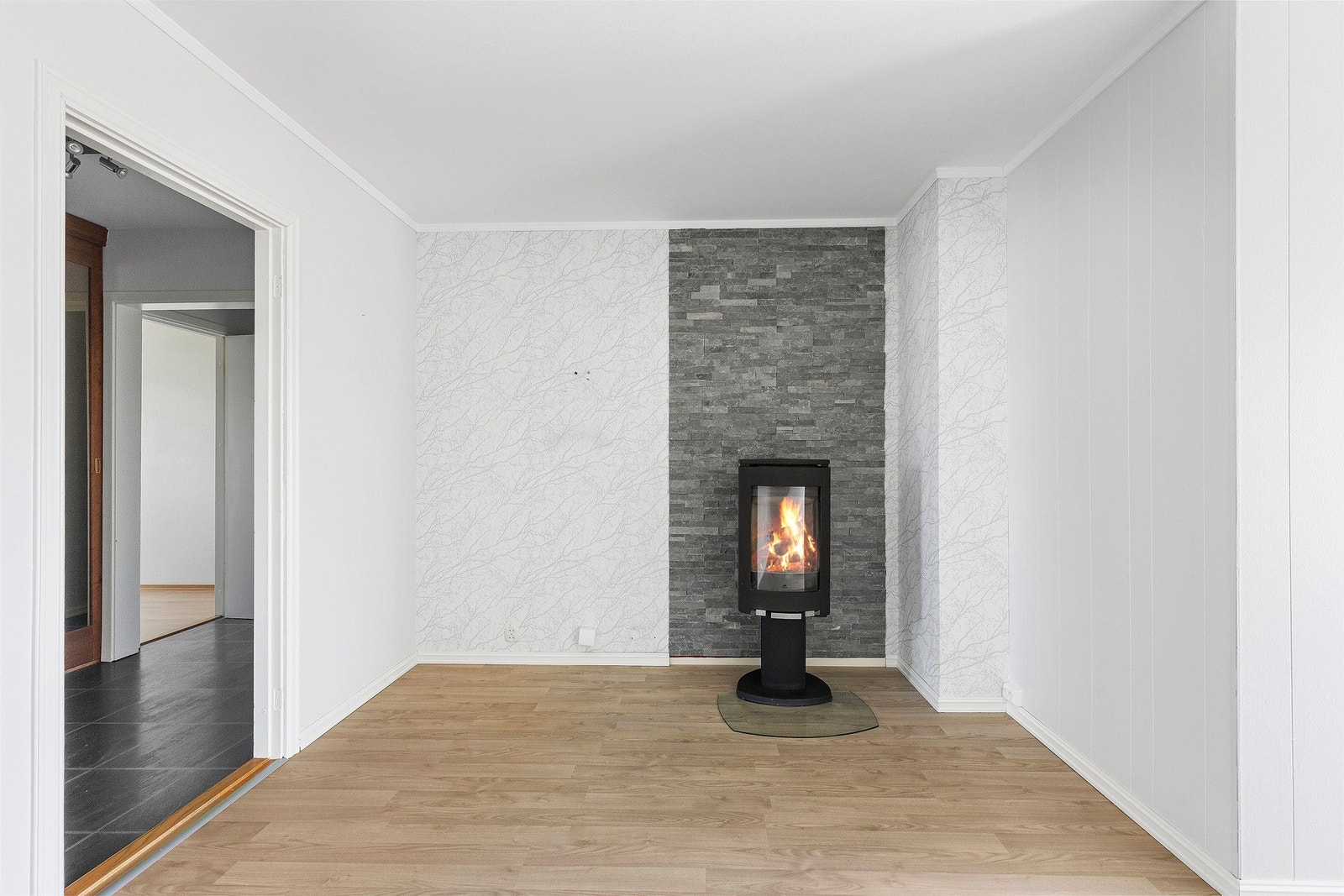I leiligheten er det både vedfyring og varmepumpe Galleribilde