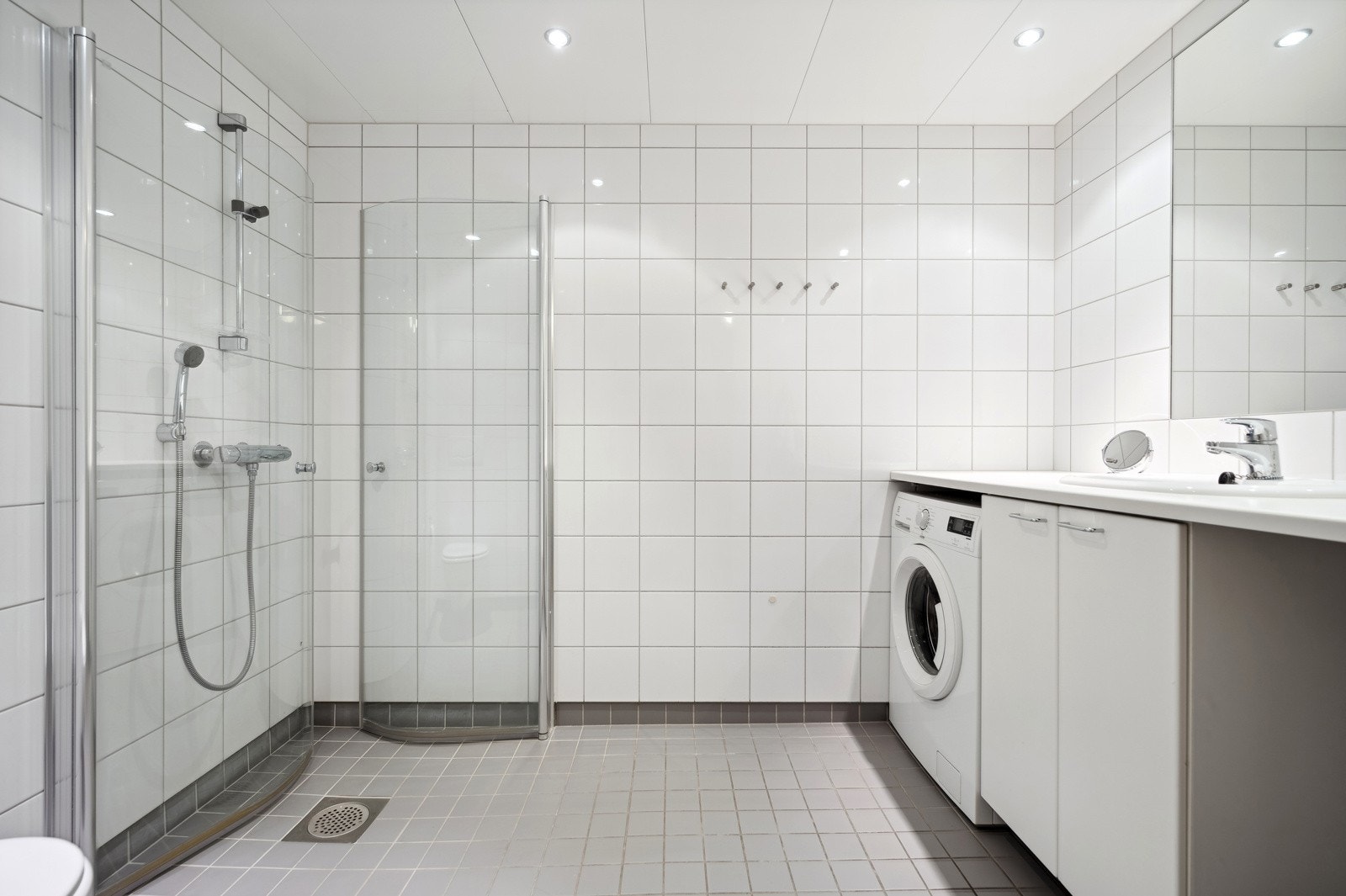 Stort og praktisk bad med varmekabler i gulv Galleribilde
