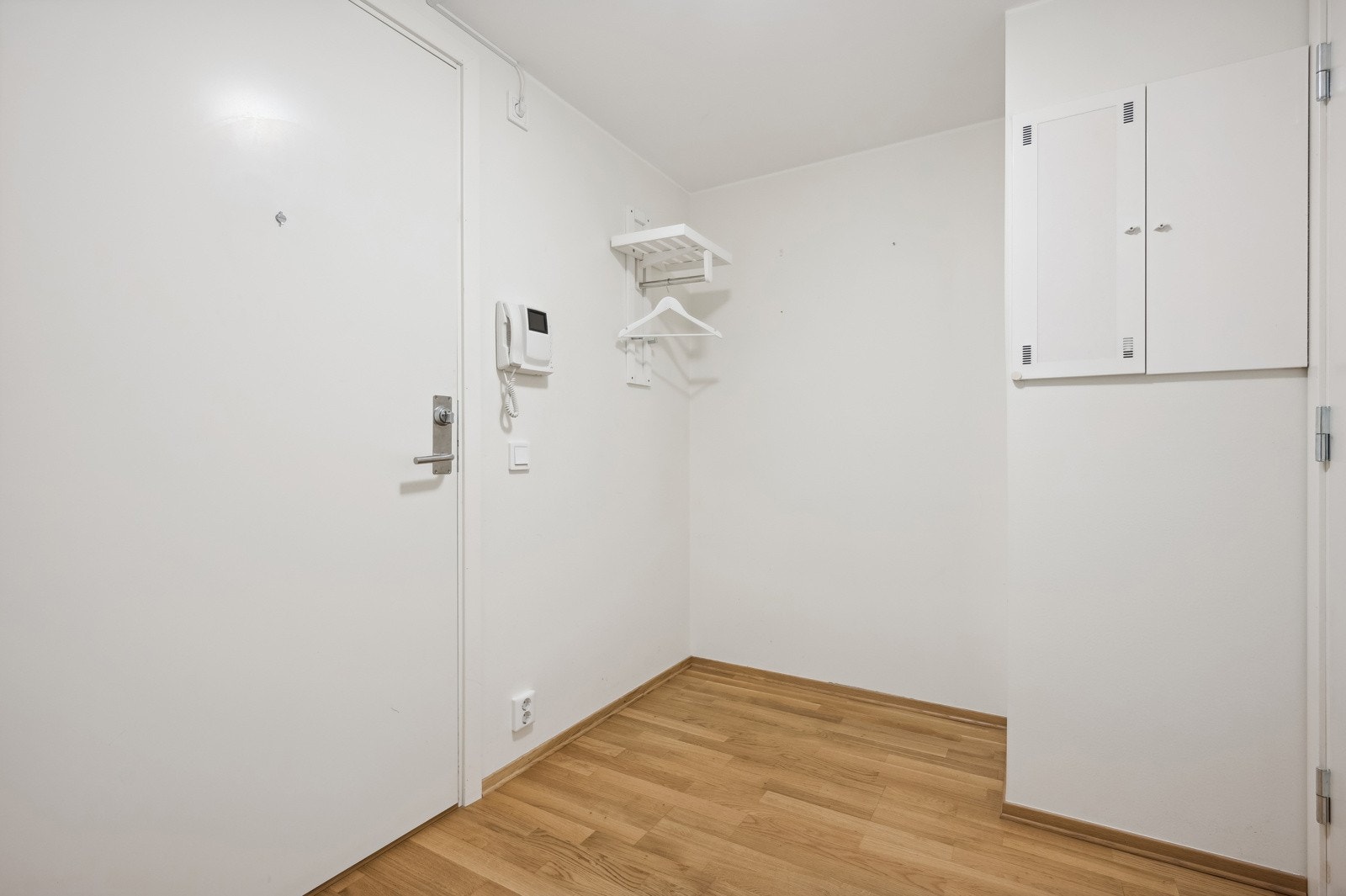 Fra gang med god plass til garderobe Galleribilde