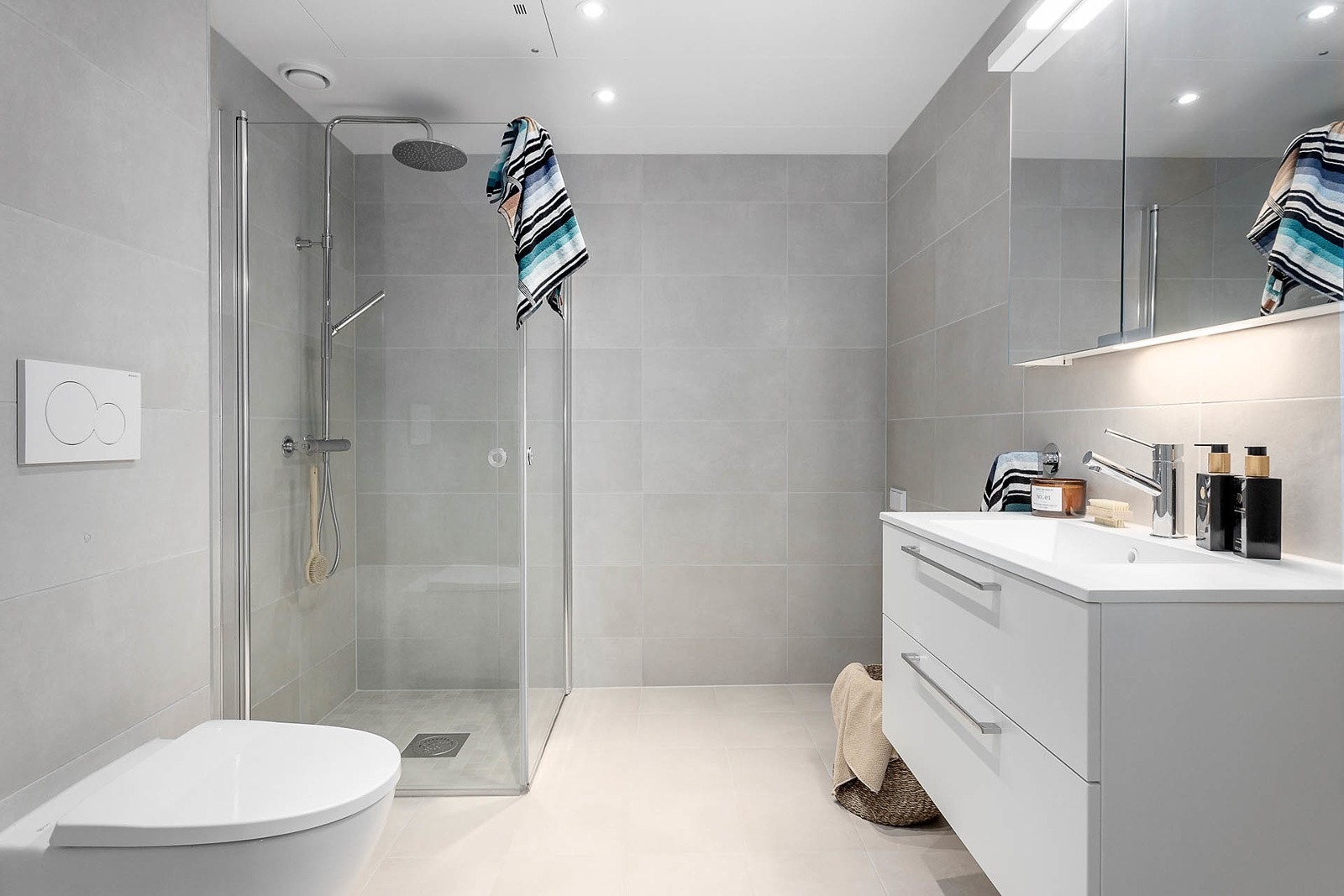Begge baderommene er oppgradert med Rako Extra Flis (30*30 gulv, 30*60 vegg, 5*5 dusjsone). Downlights i himling. Galleribilde