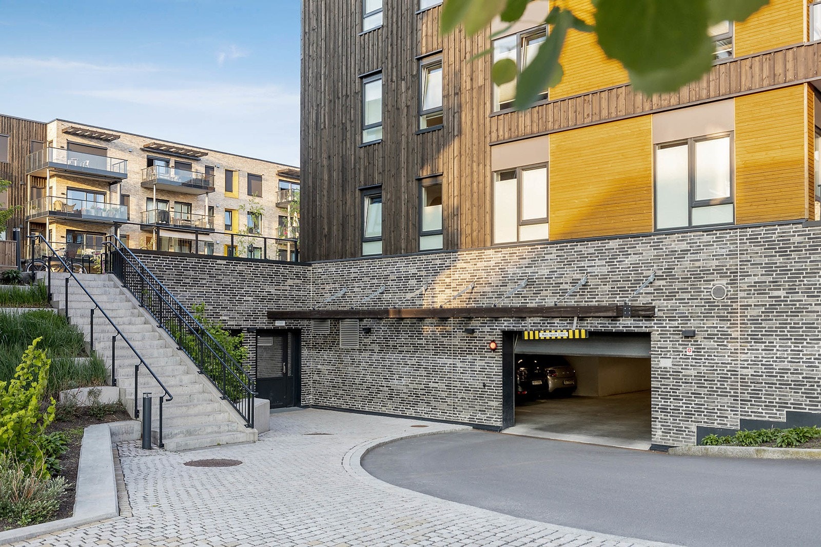 Nedkjøring til underjordisk garasjekjeller med direkte heisadkomst til leilighetsplan. Galleribilde