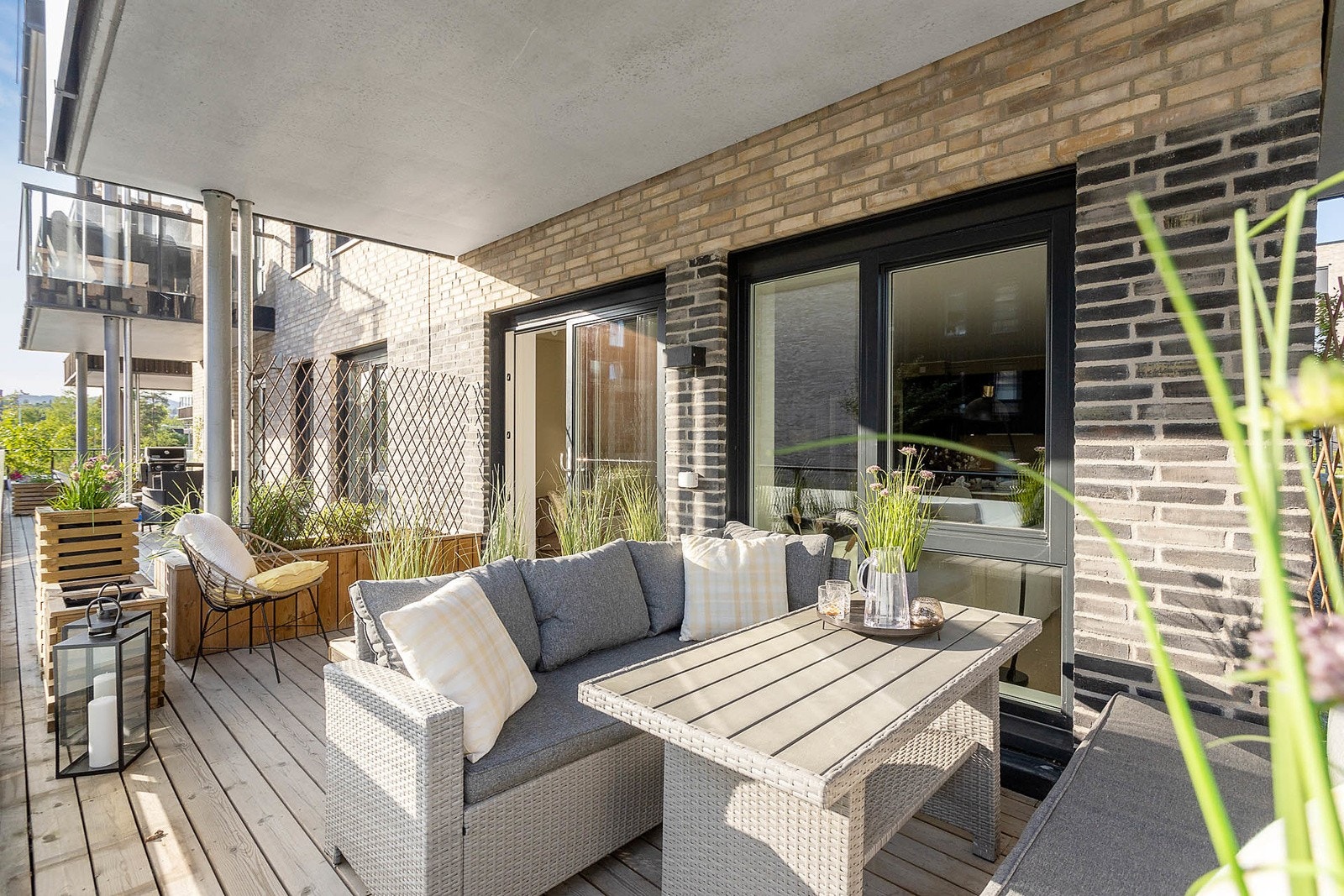 Fra stuen er det adkomst til takoverbygget, sydvestvendt terrasse på ca. 14,2 kvm. Galleribilde