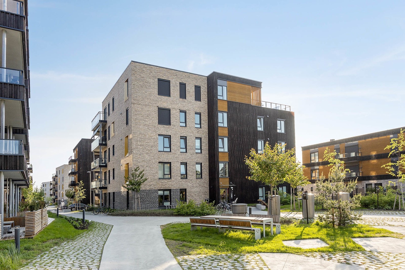 Oksenøya består av spredt og lavere boligbebyggelse, med pent opparbeidet tomt, grøntarealer og lekeplasser. Galleribilde