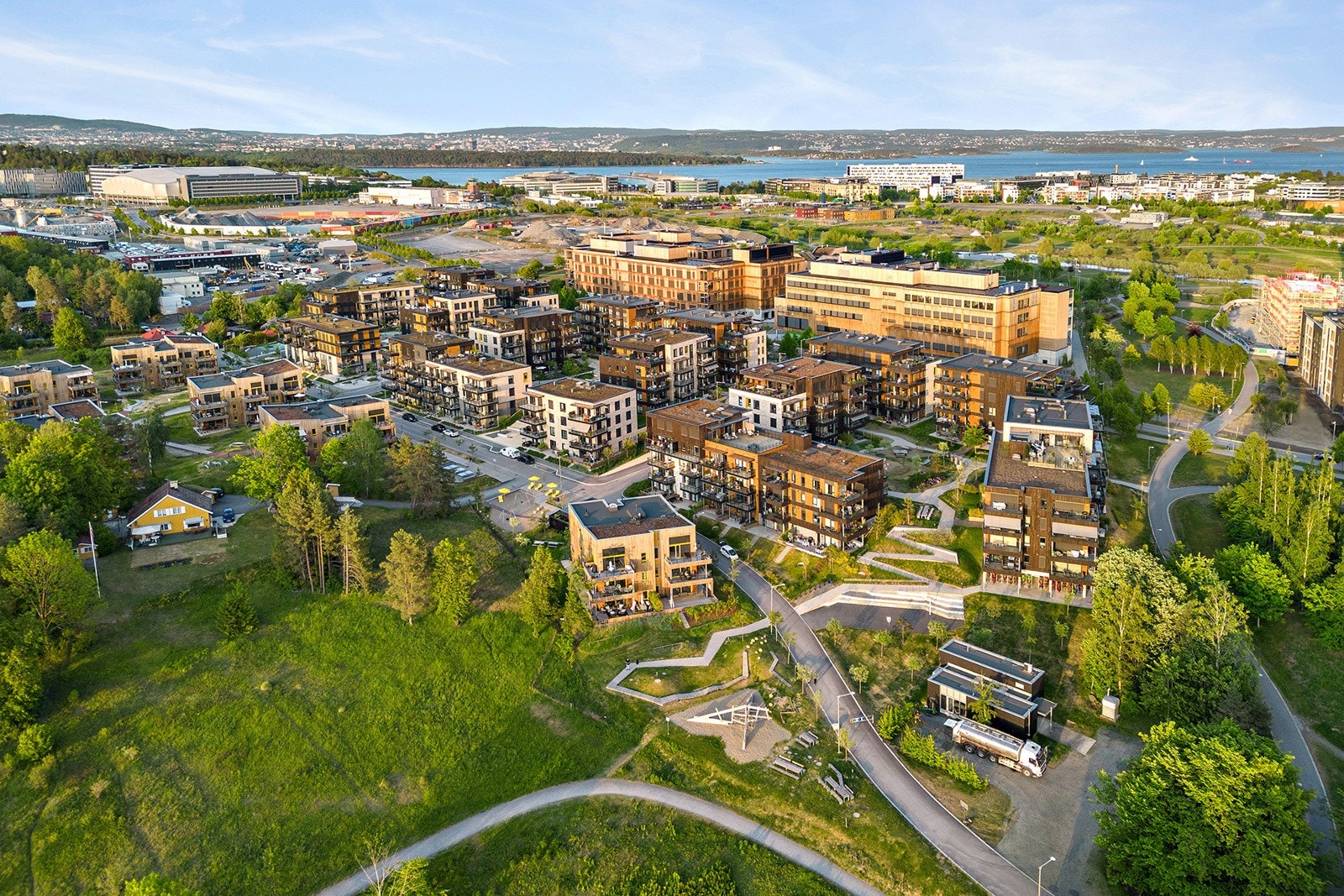 Her bor du i idylliske omgivelser med kort vei til sjøen og gangavstand til butikker, buss, skoler og barnehager. Flotte turstier og aktivitetstilbud i nabolaget. Galleribilde