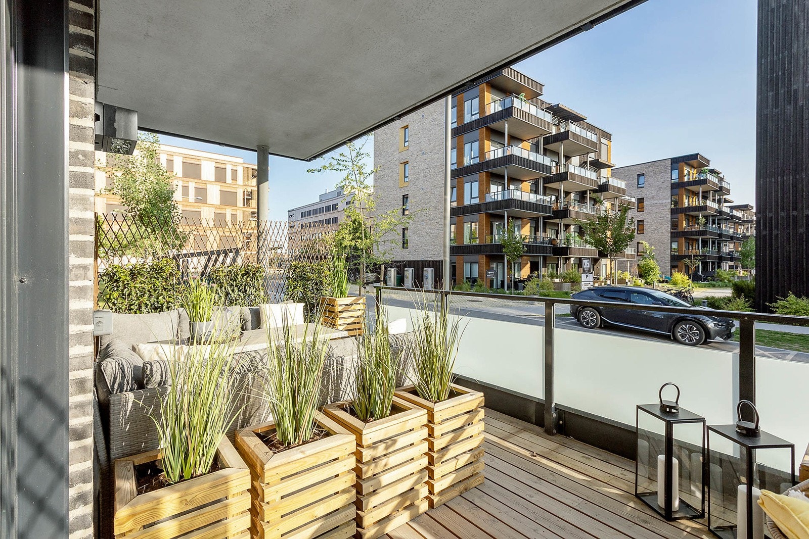 Terrassen har rekkverk i frostet glass og er utstyrt med plantekasser og belysning. Galleribilde