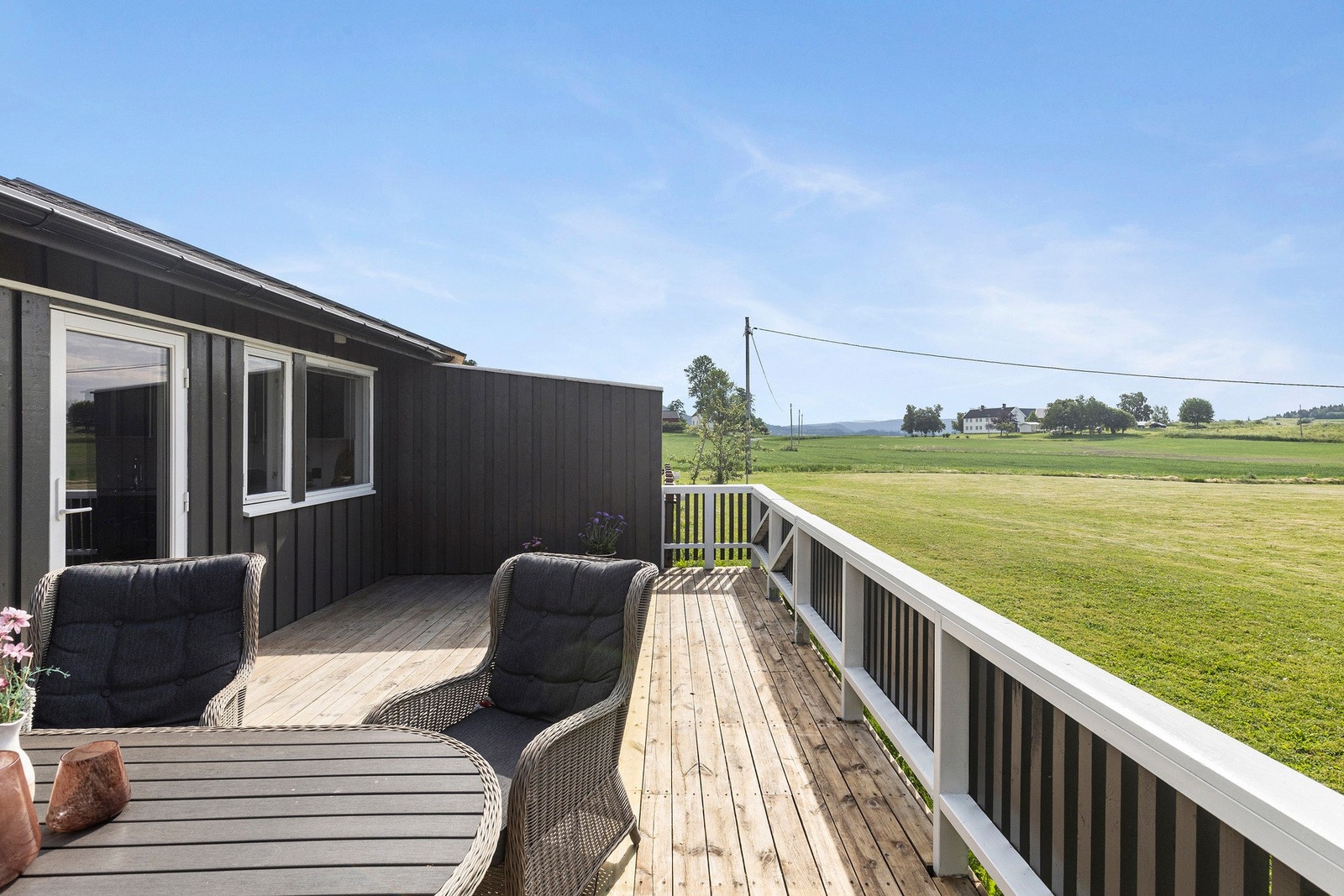 Fra stuen er det utgang til en stor terrasse med gode solforhold. Galleribilde