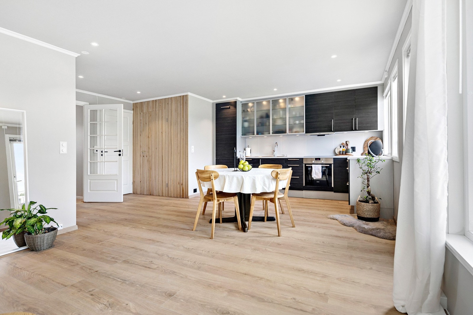 Det er lagt nye overflater (gips), nytt gulv, kjøkken med integrerte hvitevarer og downlights i tak. Bak spilevegg er fins bod og adkomst til hems. Galleribilde