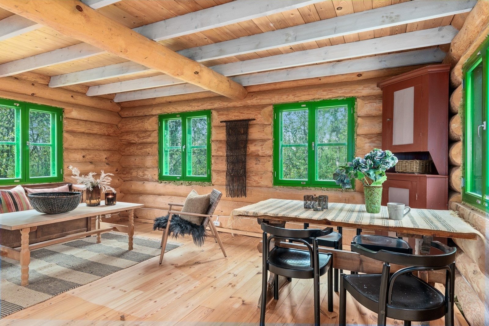 Rommet er åpent og det er plass til både en sofagruppe og en spisegruppe. Galleribilde