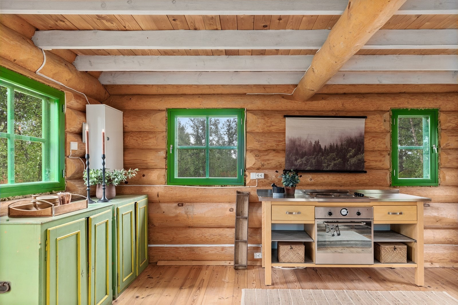 Det er en komfyr og platetopp på kjøkkenet. Galleribilde