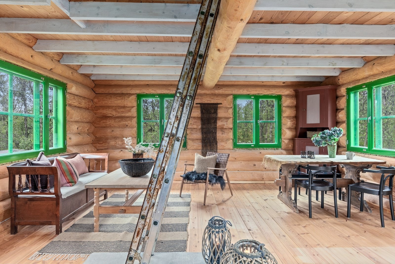 Stige opp til hems fra stuen. Stigen er en midlertidig løsning. Galleribilde