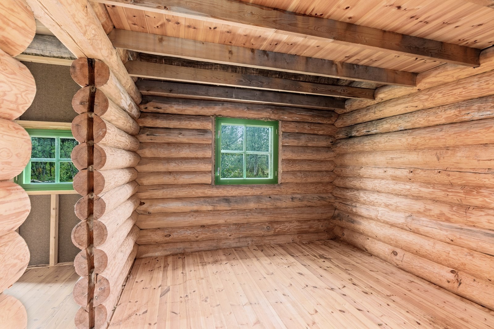 Solid tømmerhytte delt inn i 3 rom. Galleribilde