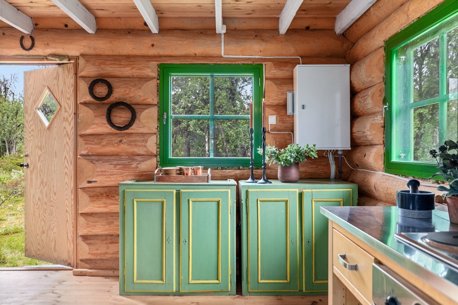 Kjøkkenet har også plass til oppbevaringsmøbler. Galleribilde