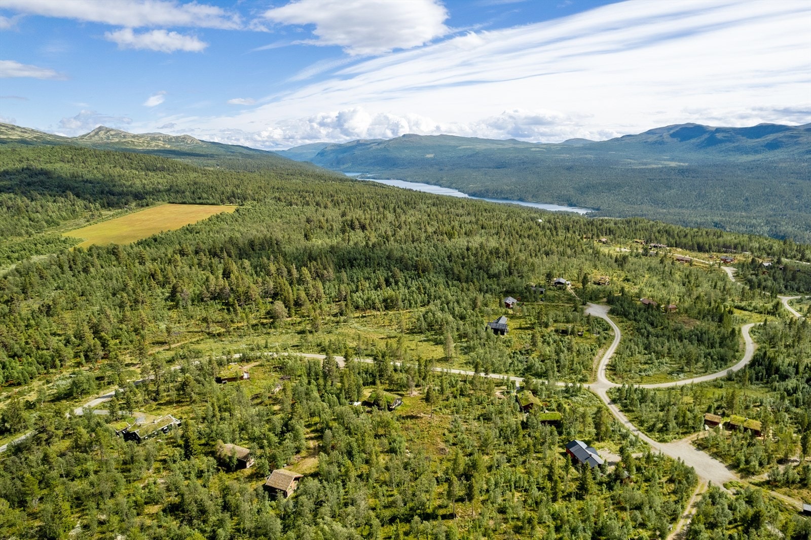 Dalseter Høyfjellshotell ligger i kort avstand fra hyttene, og tilbyr skitrekk og oppkjørte skiløyper. Galleribilde