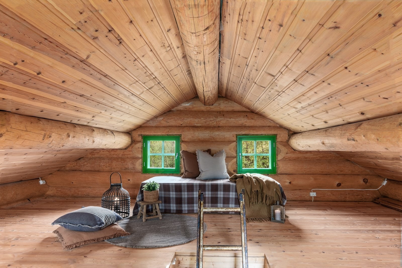 Dyrtjønnfeltet 60 har en hyggelig og stor hems som kan benyttes til soveplasser. Galleribilde