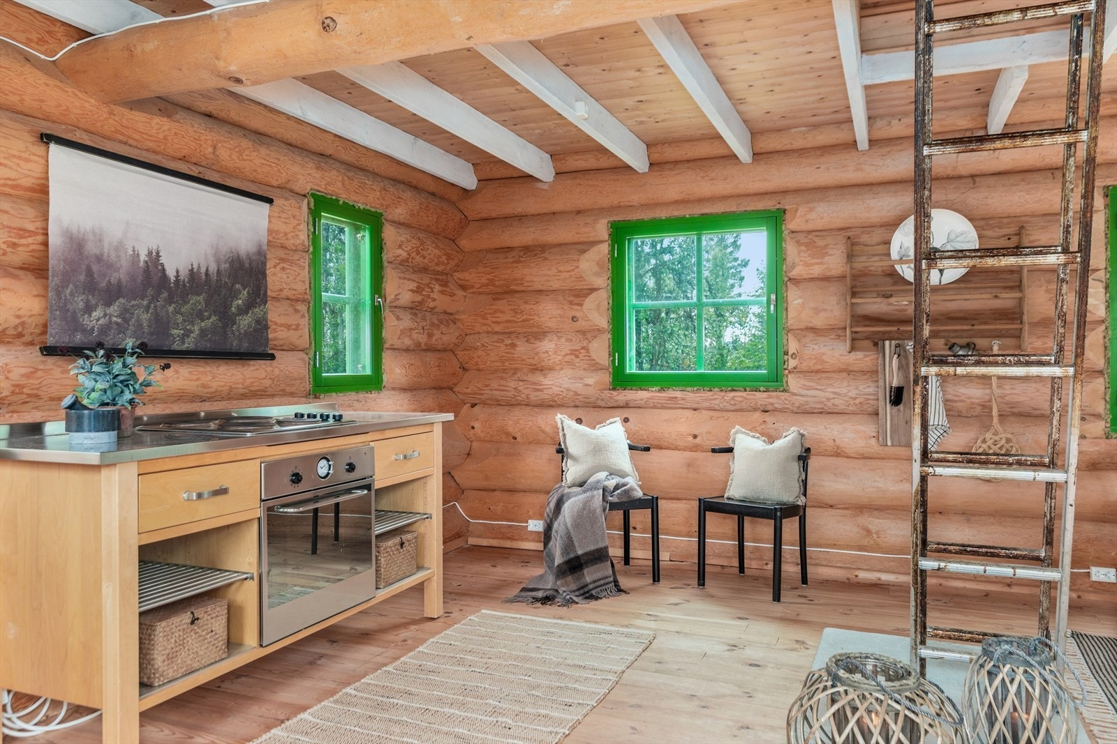 En hyggelig og enkel kjøkkeninnredning i laminert skrog. Galleribilde