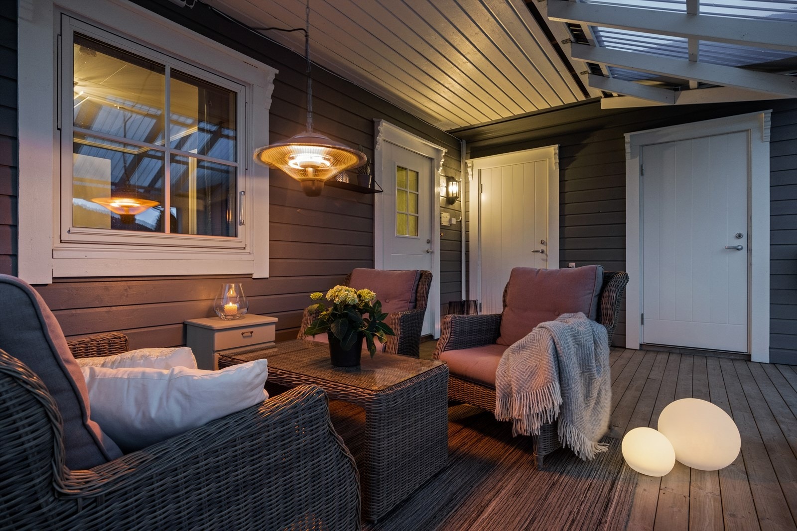 Koselig inngangsparti med romslig terrasse. Galleribilde