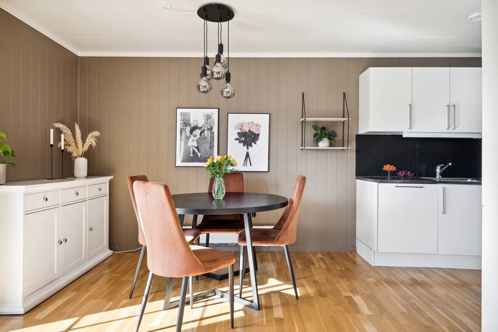 Hyggelig spiseplass i stue/kjøkken. Galleribilde