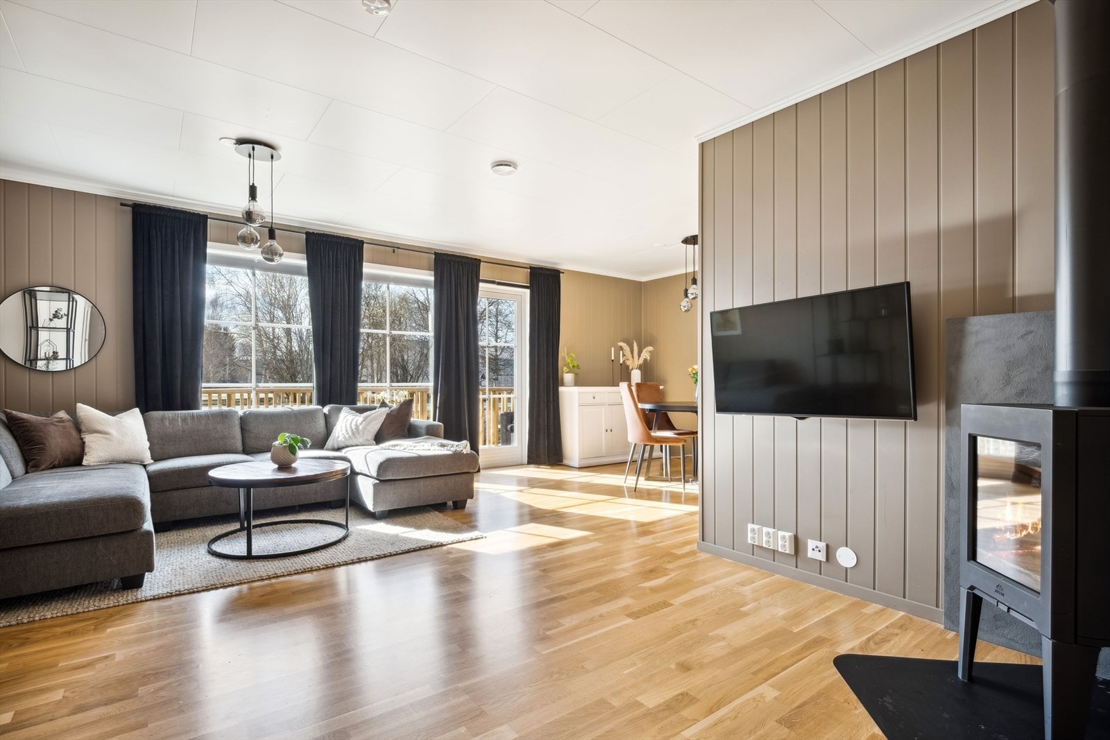 Lys og trivelig stue med store vindusflater. Galleribilde