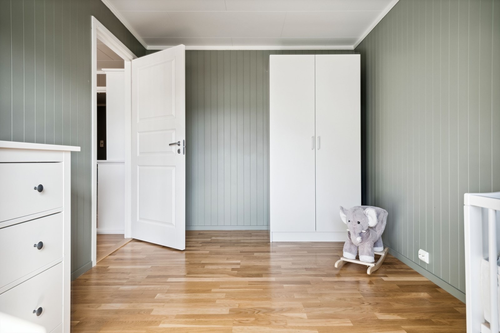 Soverom innredet med garderobeskap. Galleribilde