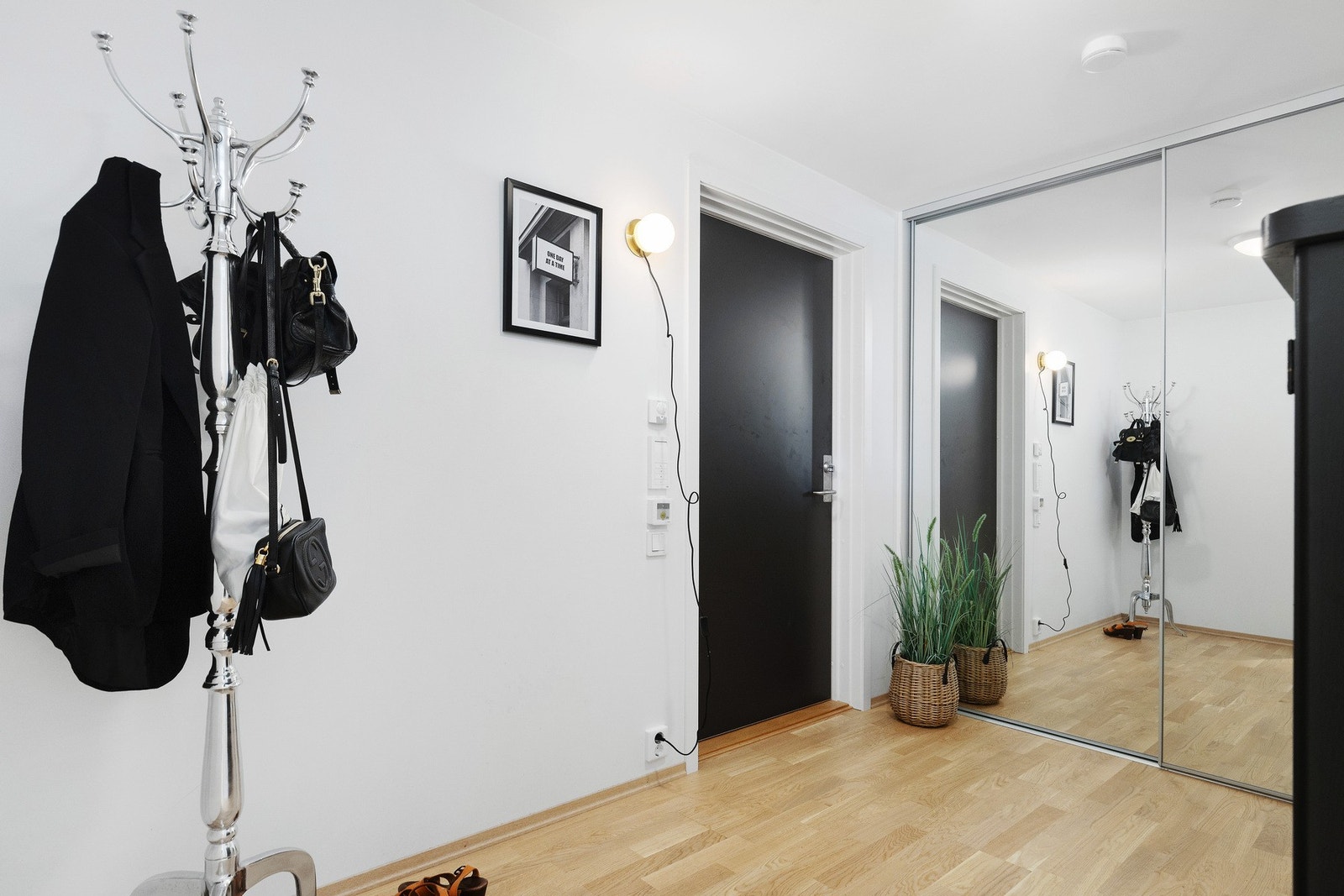 I tillegg til gode møbleringsmuligheter har du i tillegg en romslig skyvedørsgarderobe med moderne speilfronter Galleribilde