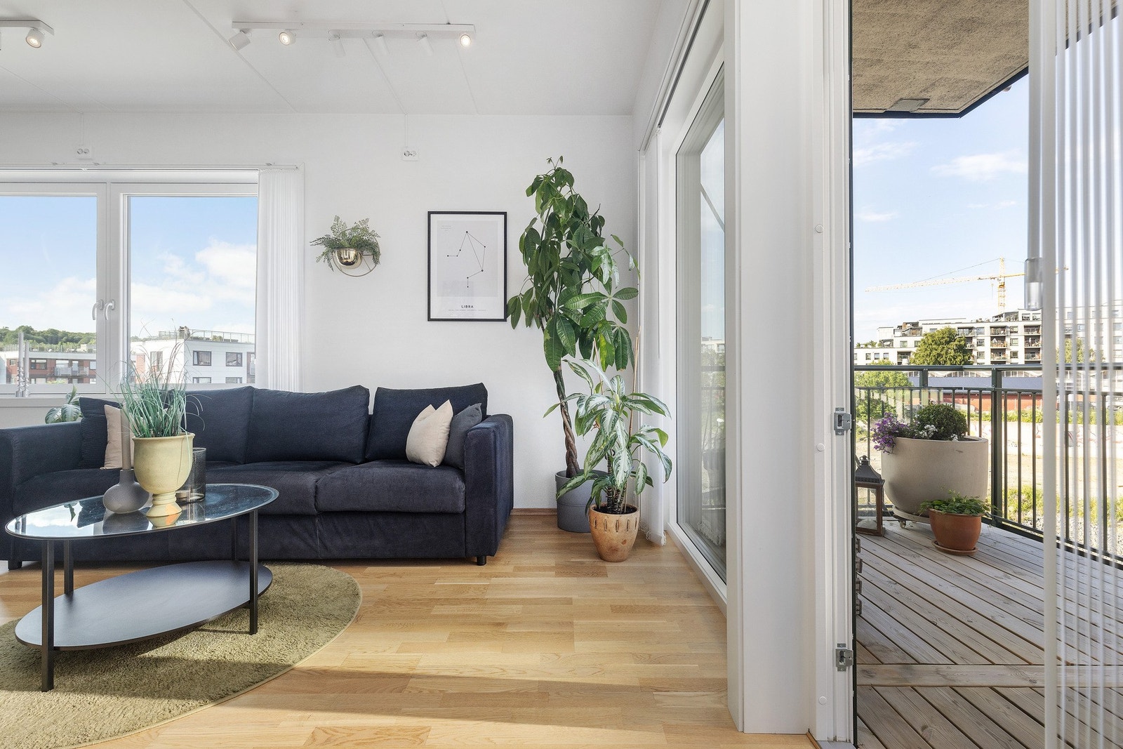 På varme sommerdager blir balkongen fra stuen en forlengelse av det sosiale rommet Galleribilde