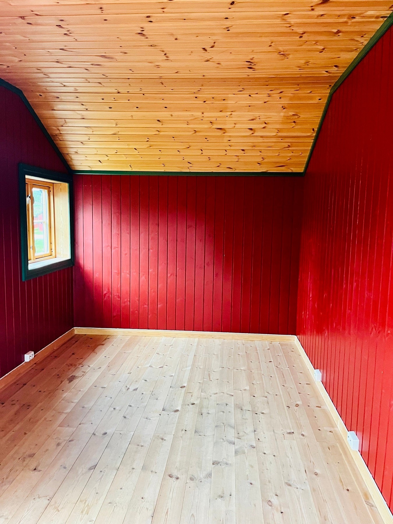 Oppholdsrom/soverom.
(soverom tilleggsbolig med inngang utenfra, men ned mulighet til å åpne opp innvendig fra soverom 2) Galleribilde