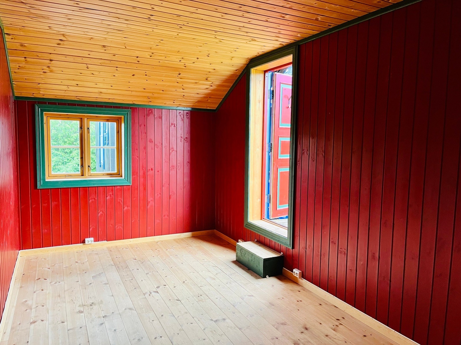 Oppholdsrom/soverom
(soverom tilleggsbolig med inngang utenfra, men ned mulighet til å åpne opp innvendig fra soverom 2) Galleribilde