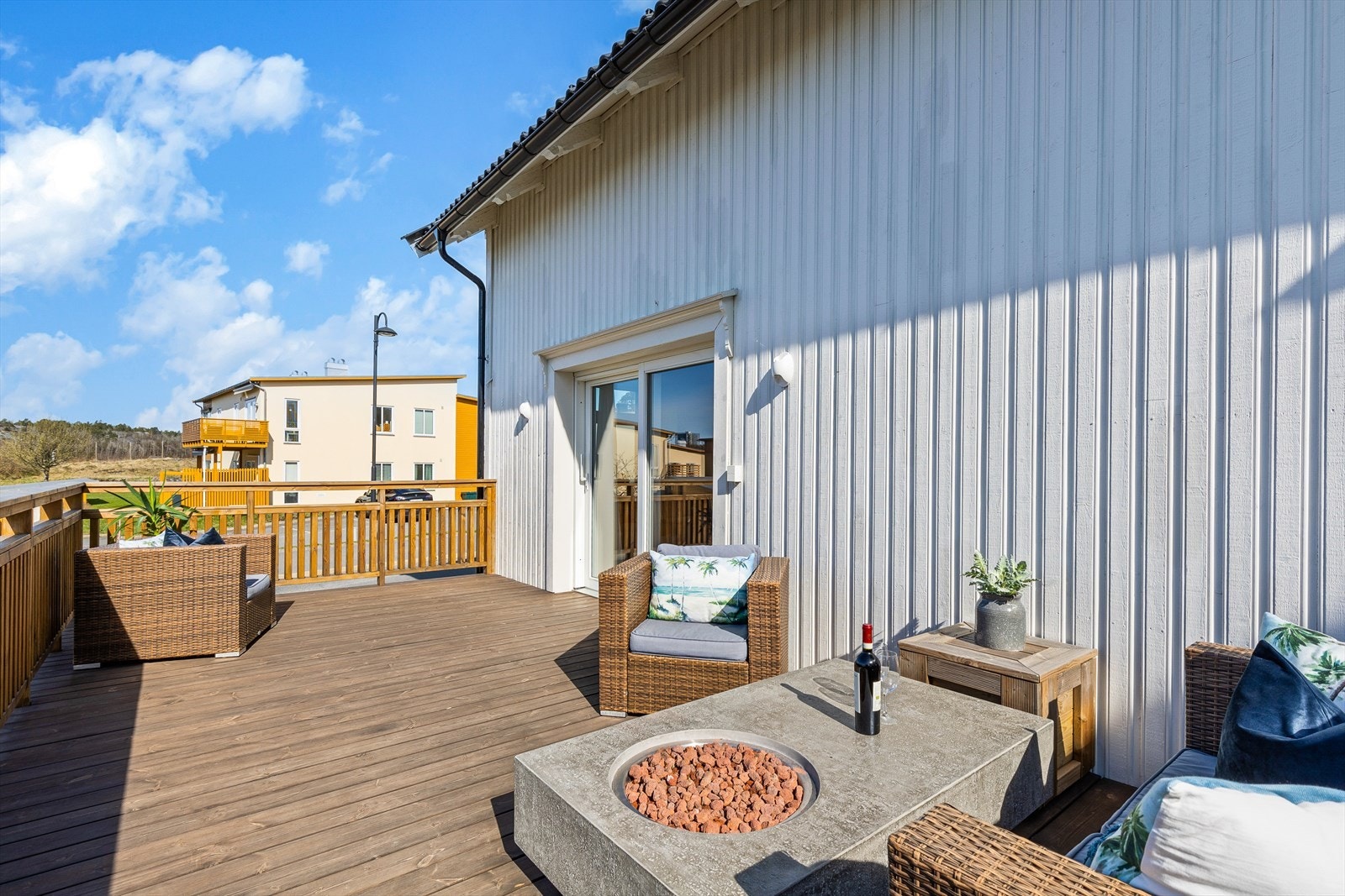 Solforholdene er nydelige, og det er rikelig med plass til både loungemøbler og solsenger. Galleribilde