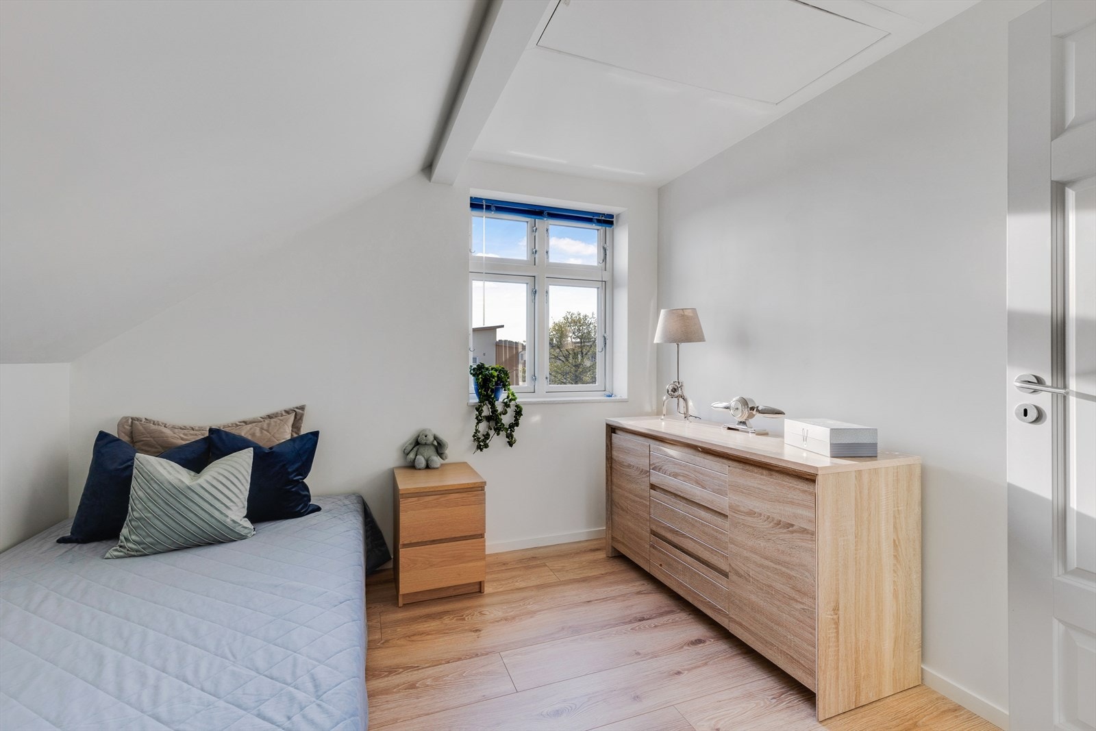 Soverom med et lite kles/ lagringsrom i bakkant Galleribilde