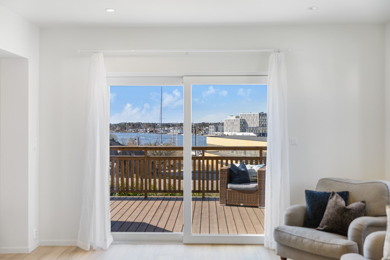 Eiendommen kan skilte med nydelig sjøutsikt, gode solforhold, lettstelt hage og solrik terrasse. Galleribilde