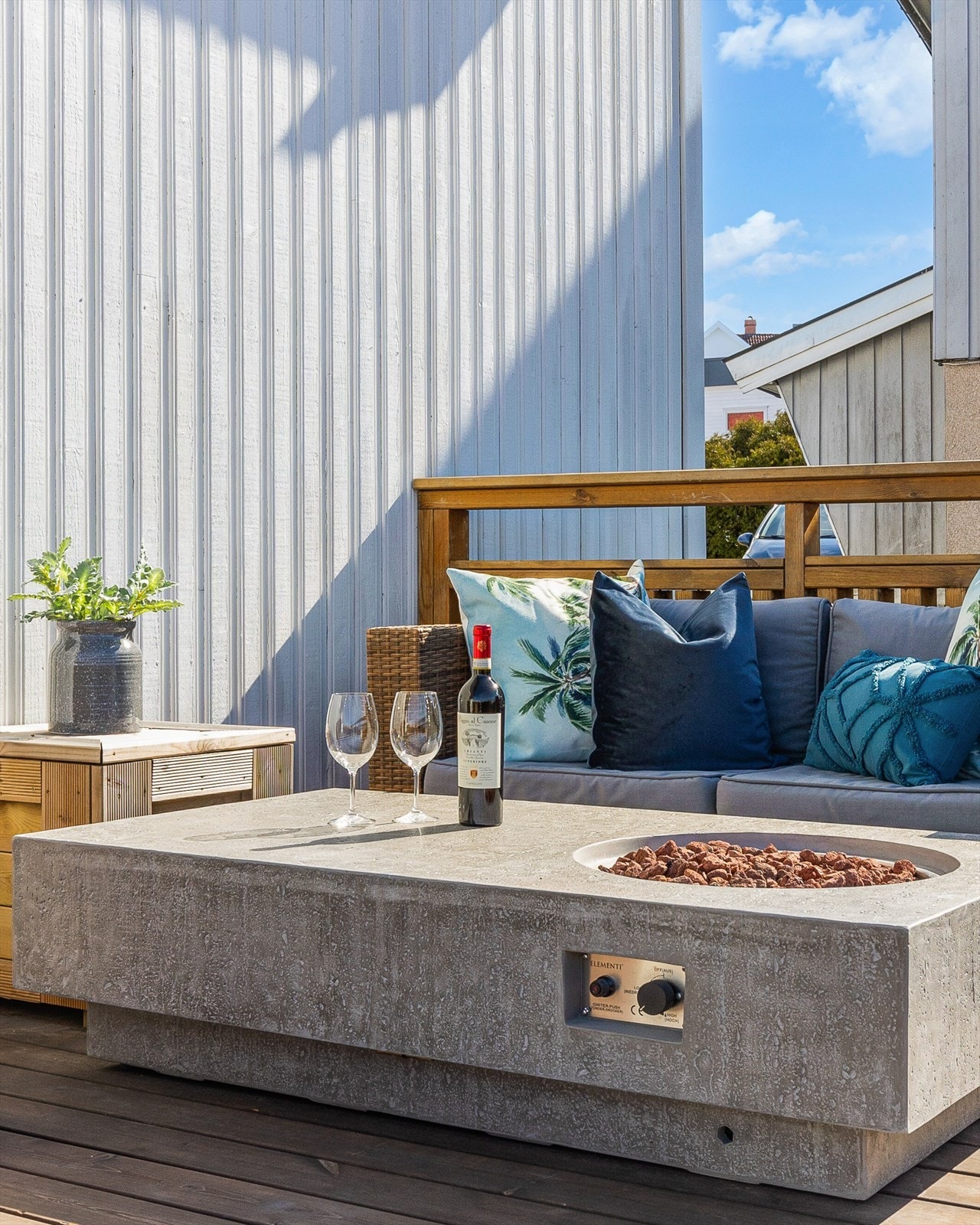 Stor og solrik terrasse . Galleribilde