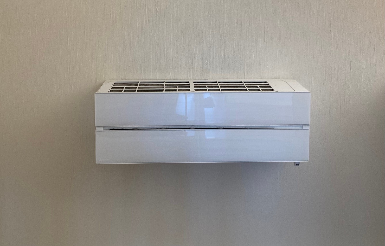 Ny kraftig varmepumpe plassert i trappegangen fordeler varmen godt i begge etasjer Galleribilde