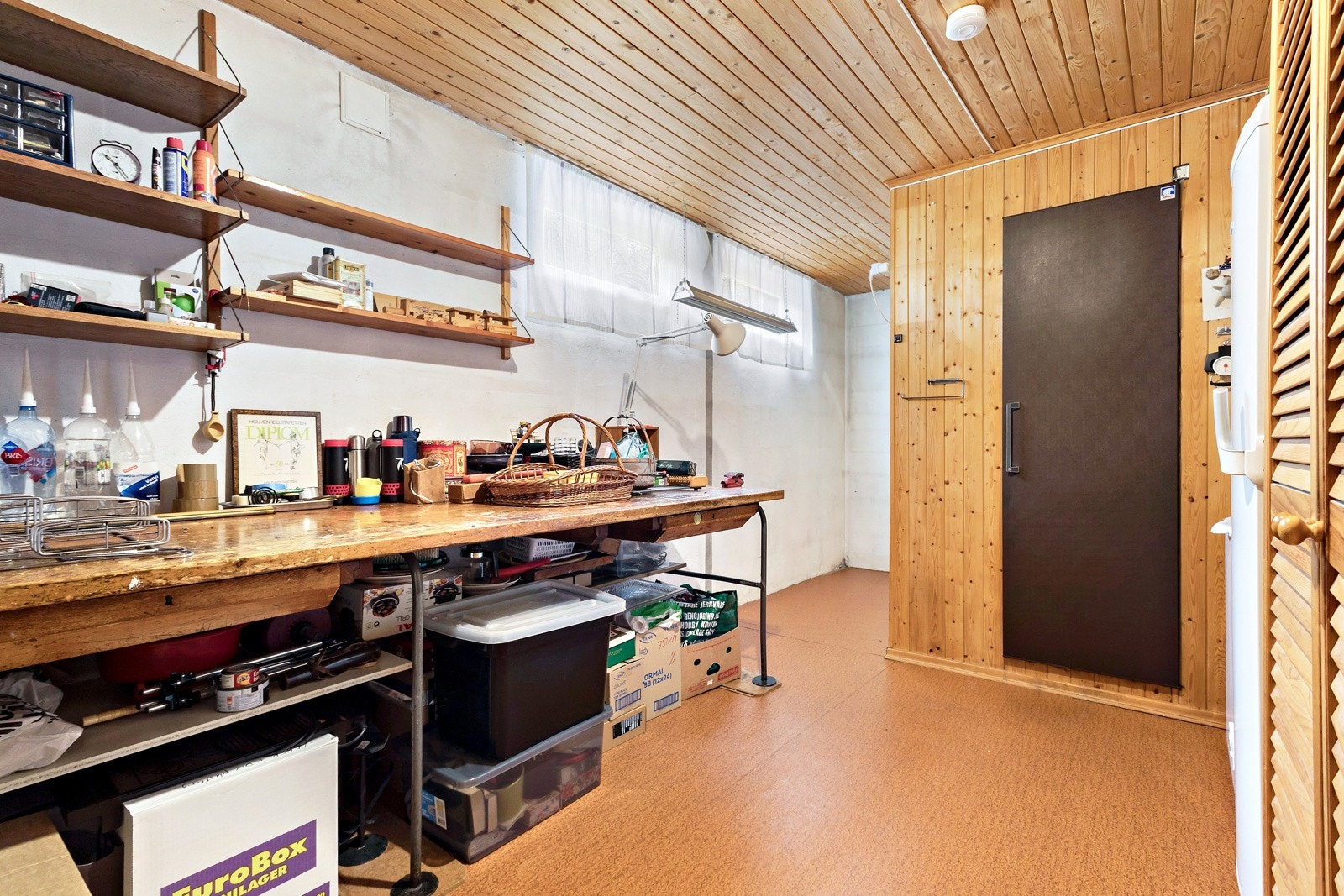 Stor bod / hobbyrom med kjølerom (mørk brun dør) Galleribilde