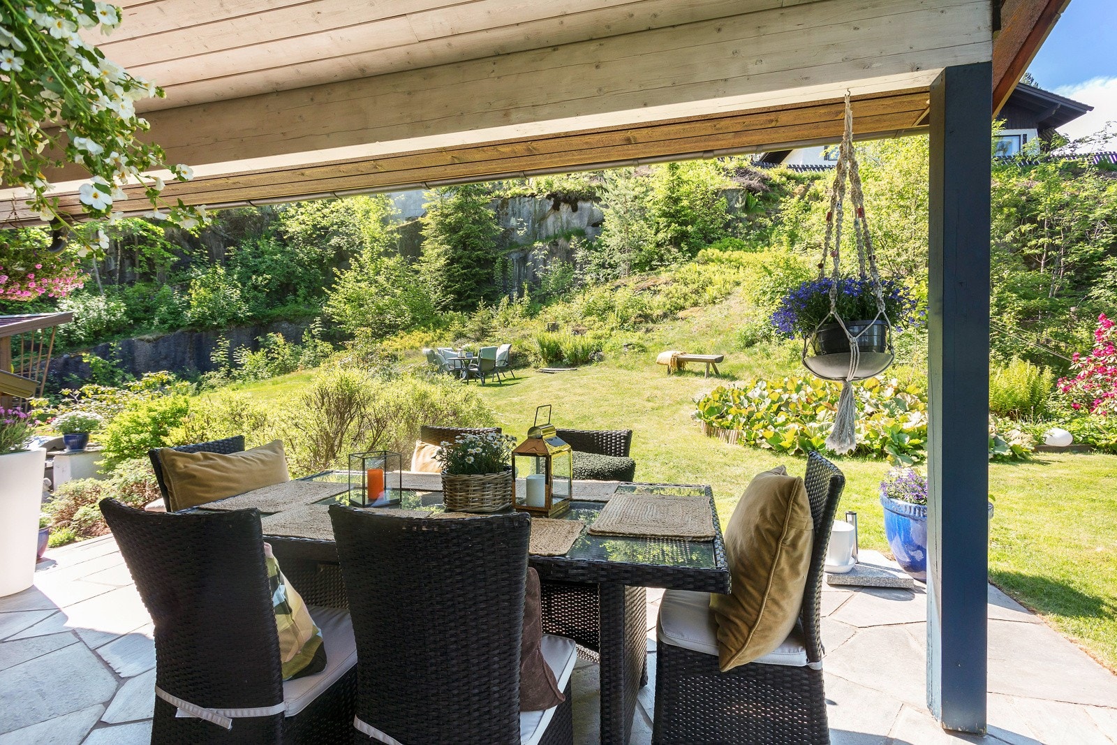 Delvis overbygget skiferterrasse utenfor stuen Galleribilde