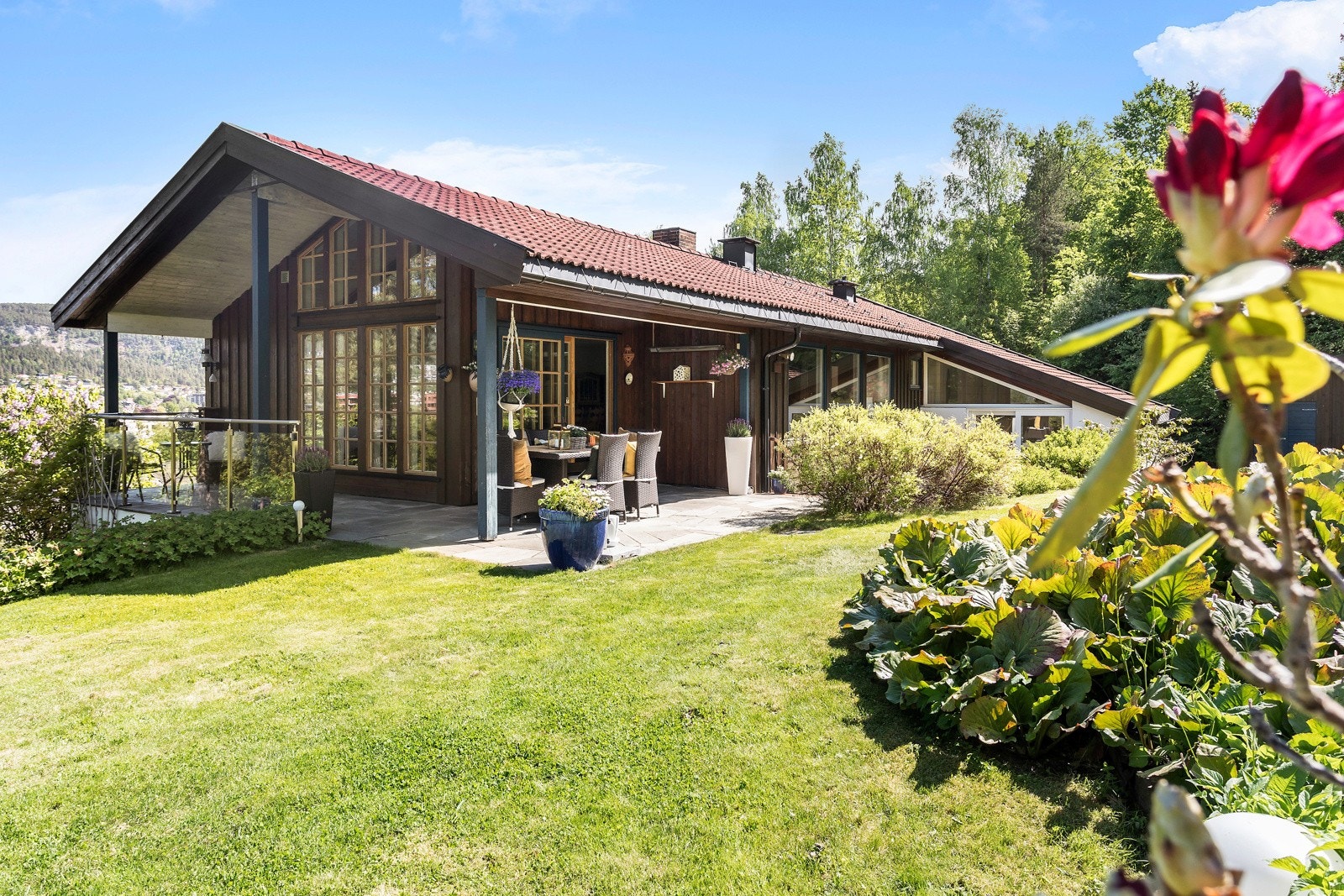 Rolig og barnevennlig innerst i blindvei på stor usjenert eiertomt som er meget pent opparbeidet med hage og gårdsplass - deler er naturtomt Galleribilde