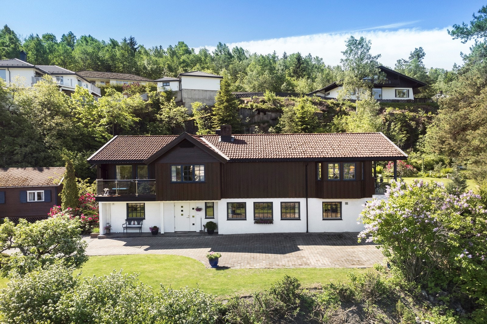 Frittliggende arkitekttegnet enebolig beliggende usjenert på en høyde med flott utsikt Galleribilde