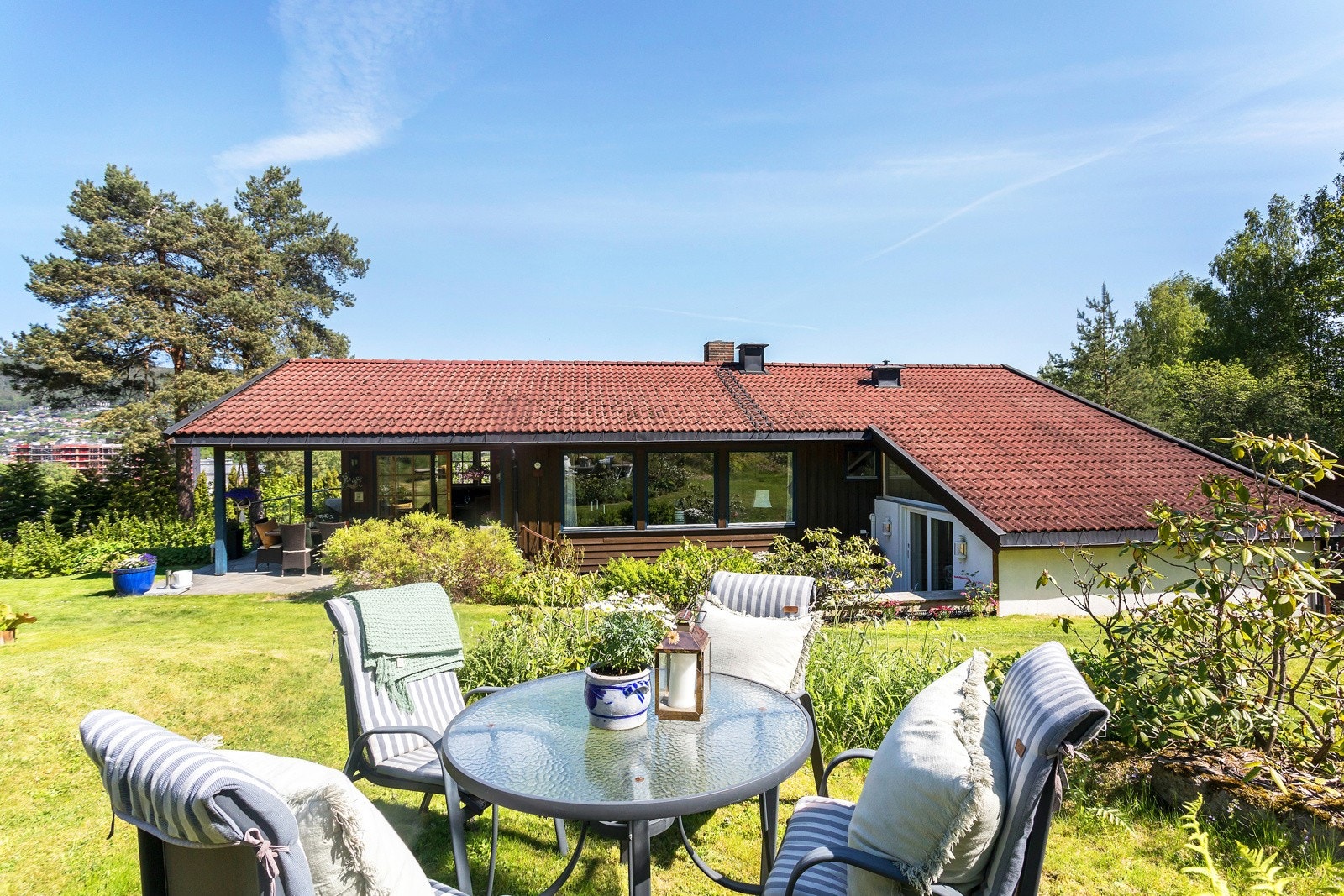 Meget pent opparbeidet hage med blomster, prydbusker og hekker Galleribilde